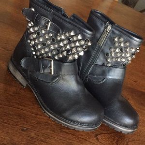 Breckelle’s Boots size 6